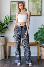 Load image into Gallery viewer, WHITE STRING CONTRAST EMBROIDERED JEANS