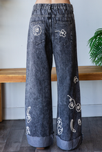 Load image into Gallery viewer, WHITE STRING CONTRAST EMBROIDERED JEANS